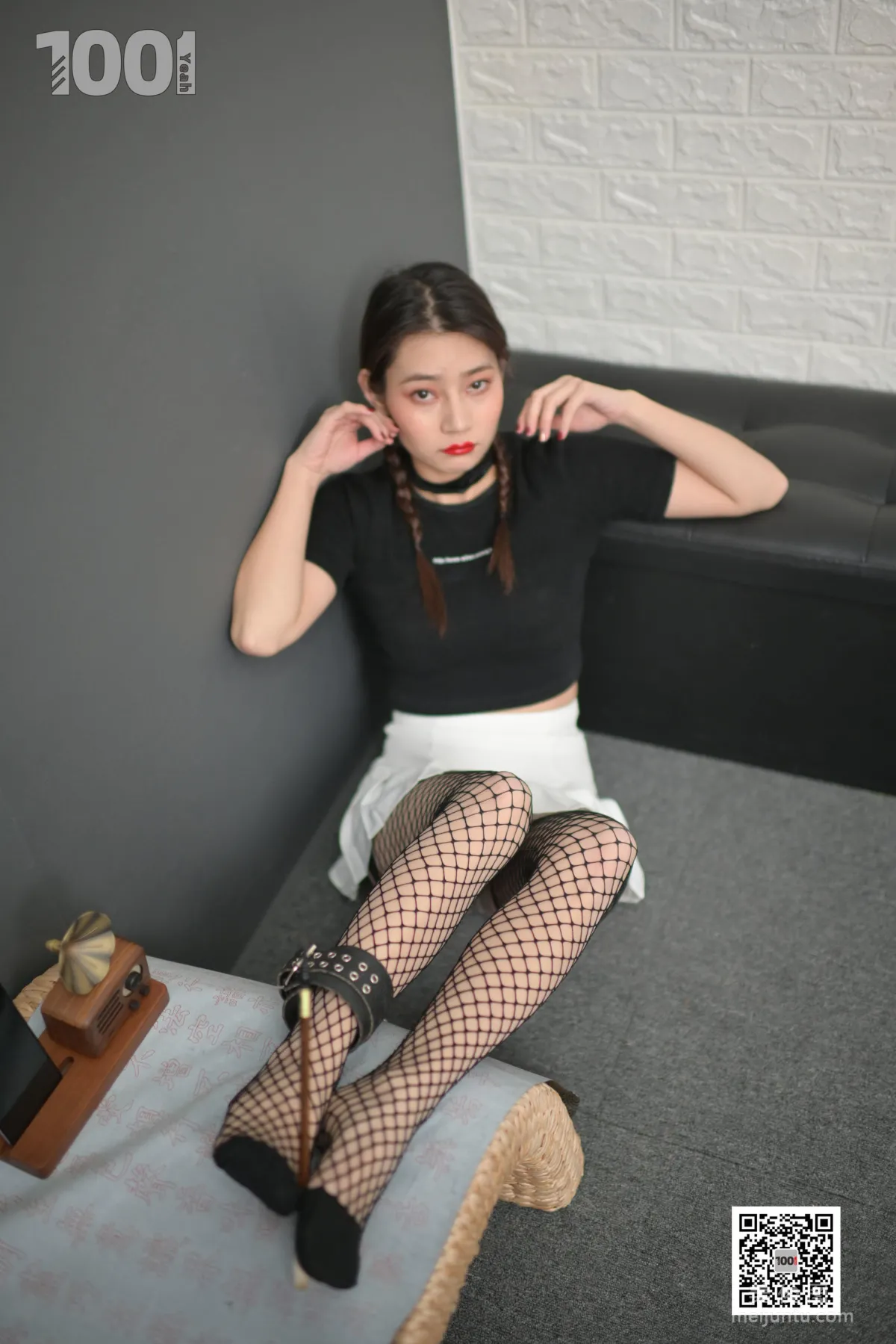 [IESS一千零一夜] 模特：真真《被囚禁在家里练字2》 网袜美脚写真集26