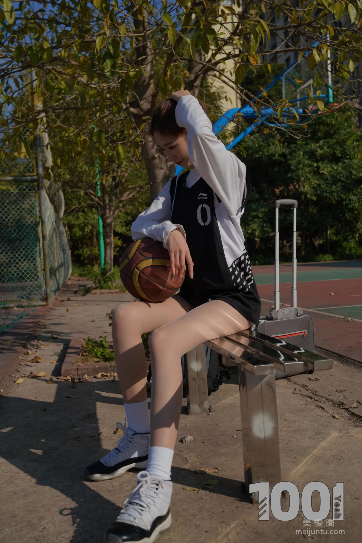 [IESS一千零一夜] 模特：草莓《陪女朋友打篮球1》 写真集96