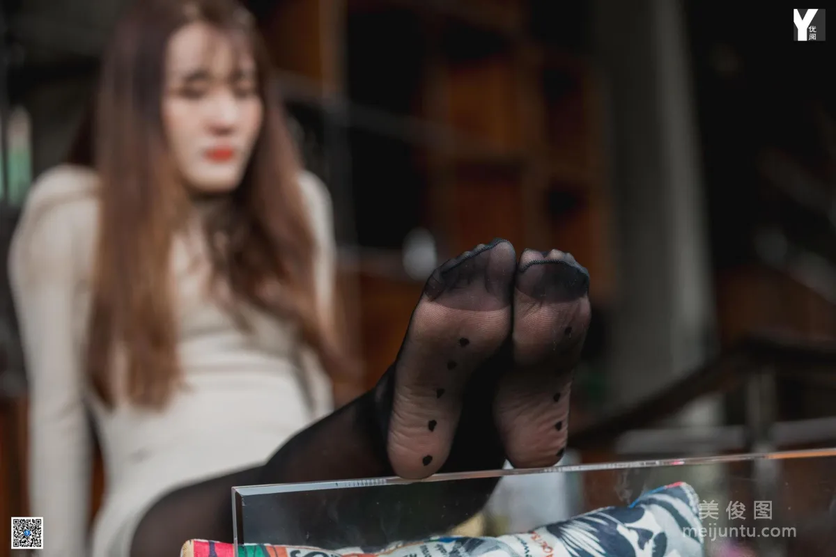 [IESS異思趣向] 模特：婉萍《又純又欲的黑色》 絲襪美腳寫真集 94
