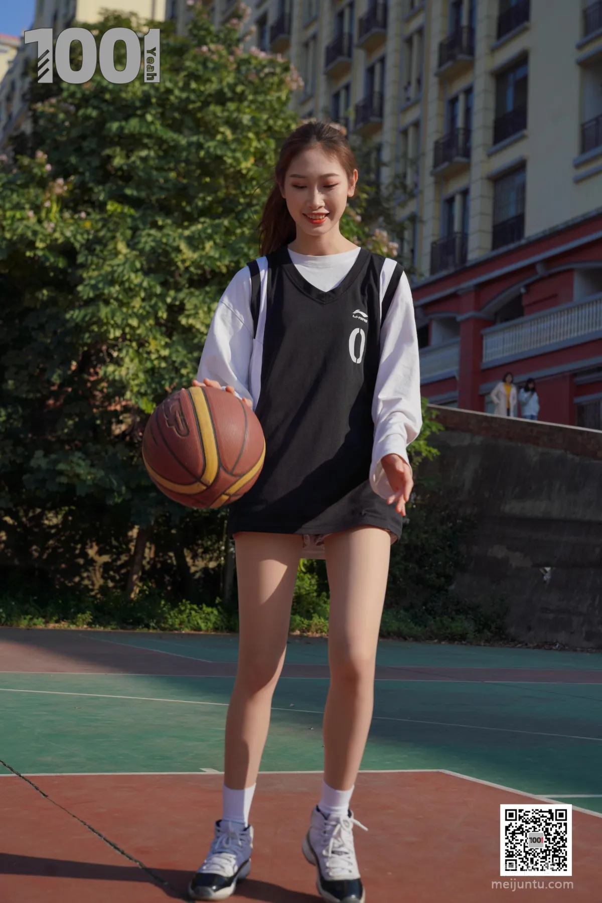 [IESS一千零一夜] 模特草莓《陪女朋友打籃球2》 絲襪美腿寫真集 86