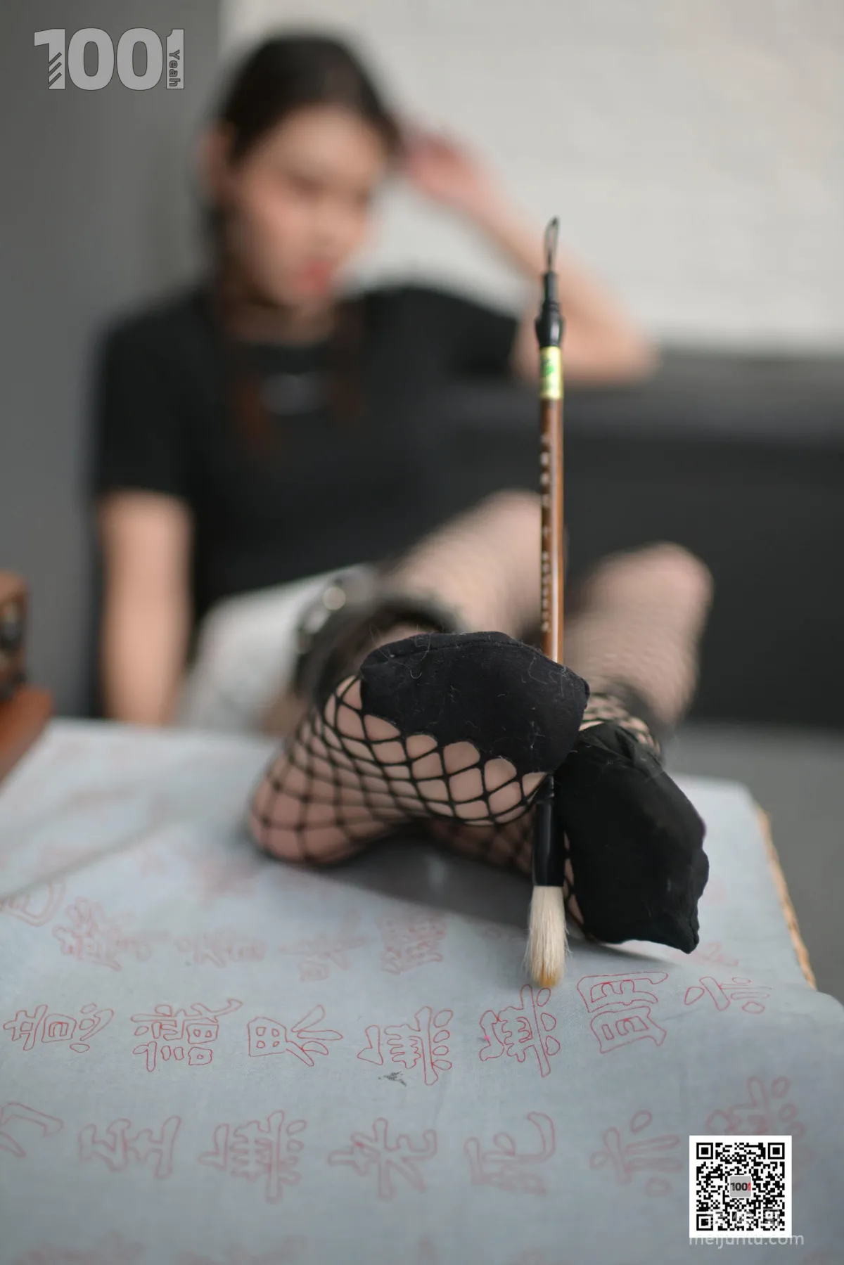 [IESS一千零一夜] 模特：真真《被囚禁在家里练字2》 网袜美脚写真集22