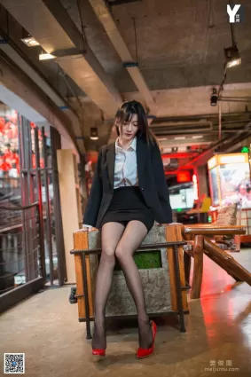 [IESS異思趣向] 模特：秋秋《偏愛紅色高跟鞋》 黑絲美腿寫真集