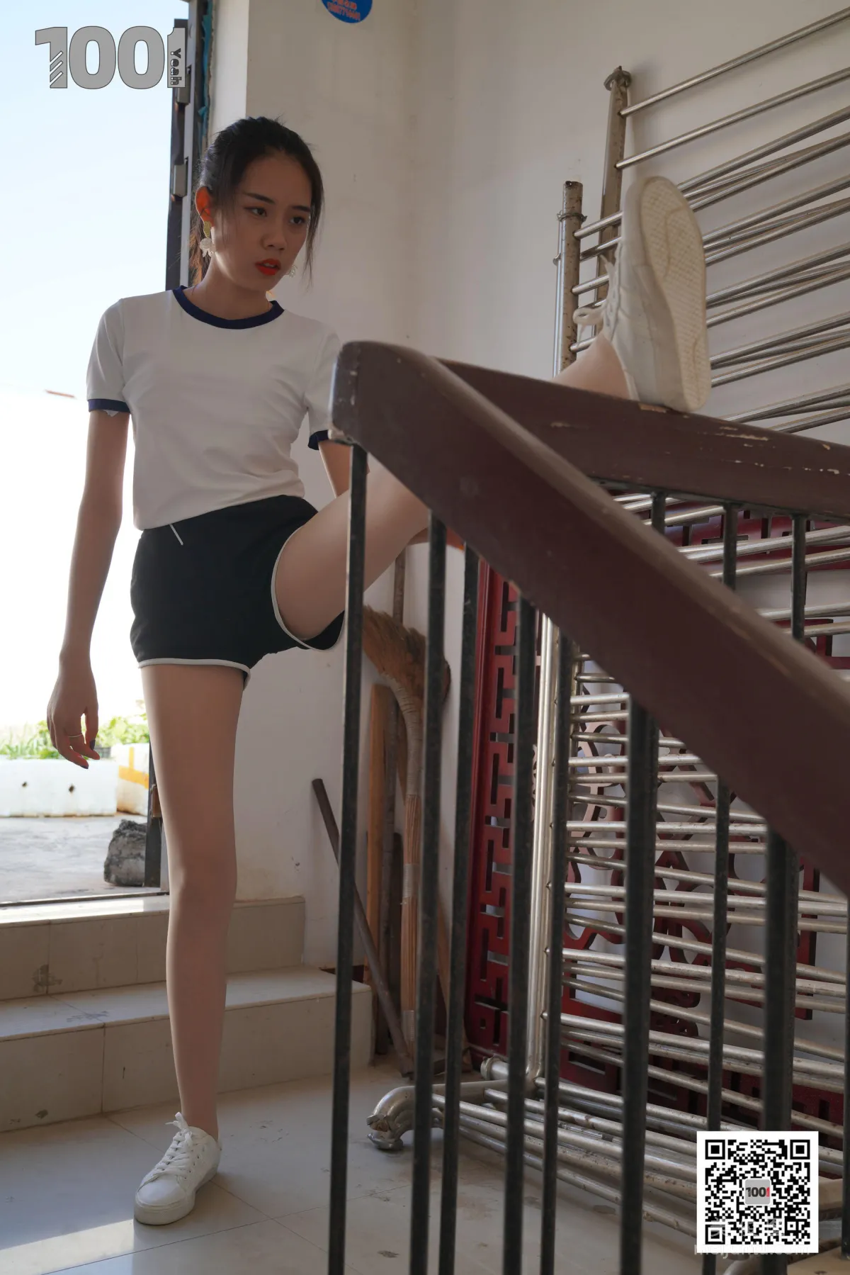 [IESS一千零一夜] 模特西瓜《擁抱陽光4》 肉絲襪美腿寫真集 31