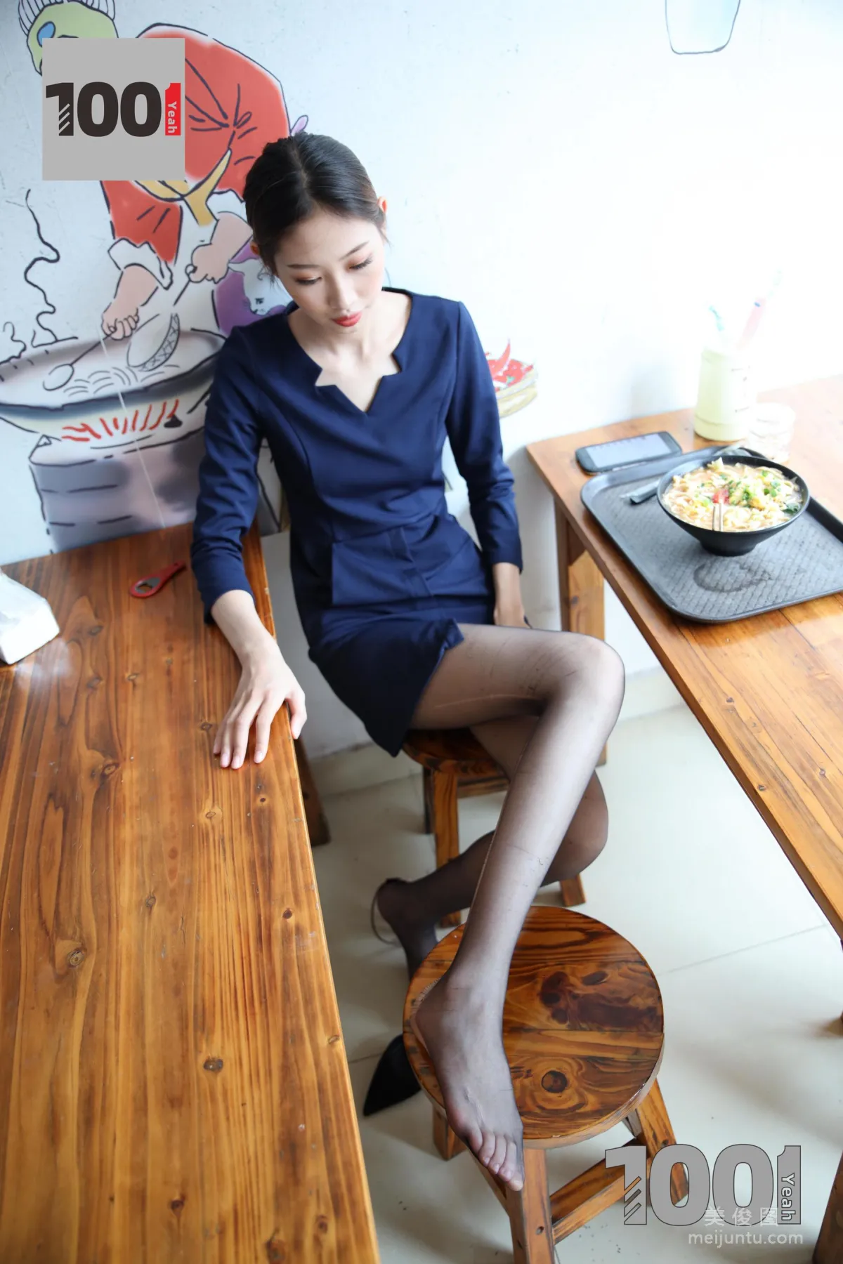 [IESS一千零一夜] 模特：草莓《營業員的午飯時間2》 黑絲制服美腿寫真集 65