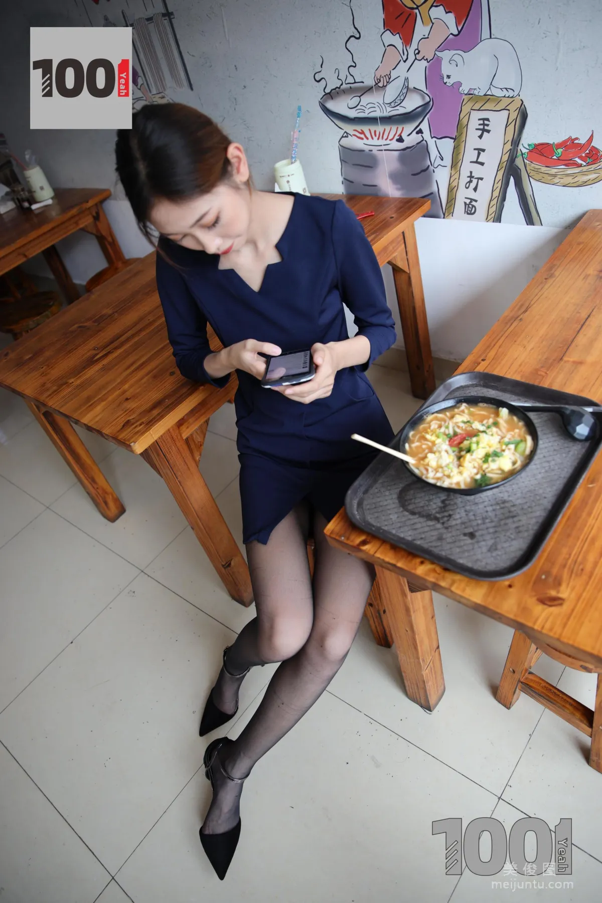 [IESS一千零一夜] 模特：草莓《營業員的午飯時間2》 黑絲制服美腿寫真集 32