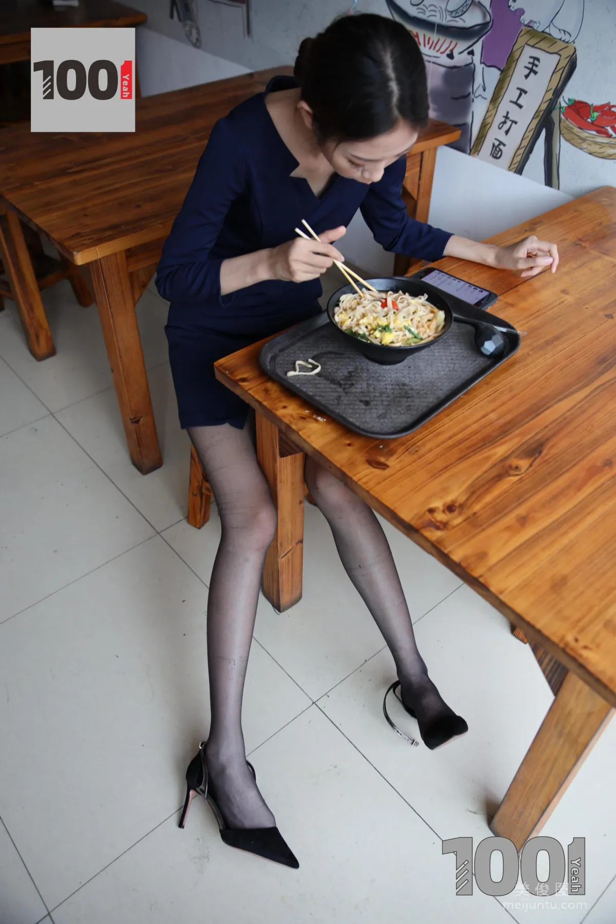 [IESS一千零一夜] 草莓《營業員的午飯時間3》黑絲美腳寫真集 19