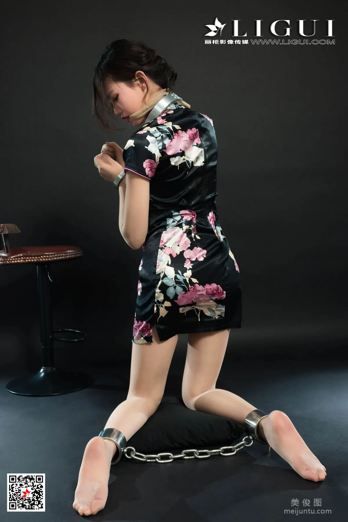 [丽柜Ligui] Model 敏儿 《旗袍丝足美束》 写真集18