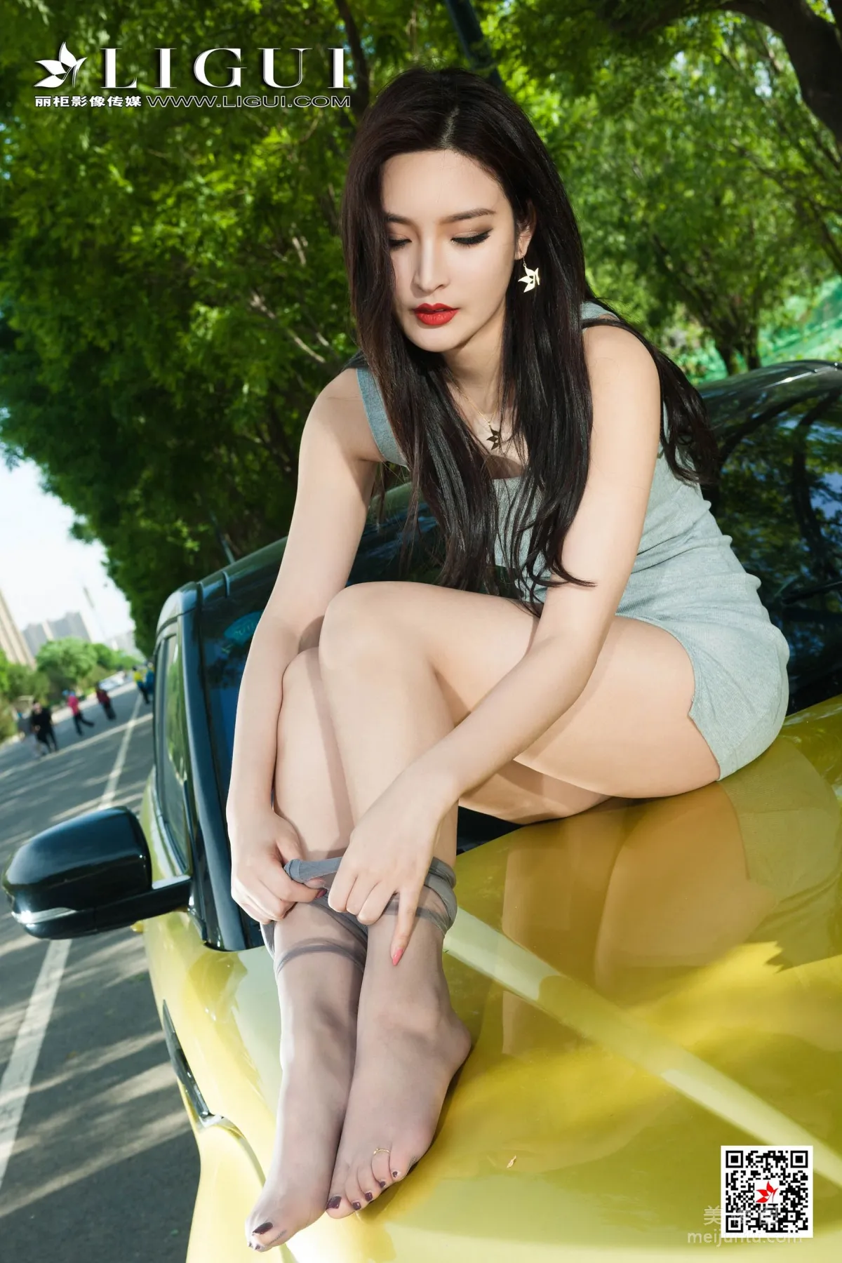 [丽柜Ligui] Model 雪糕 《灰丝美腿车模》 写真集11