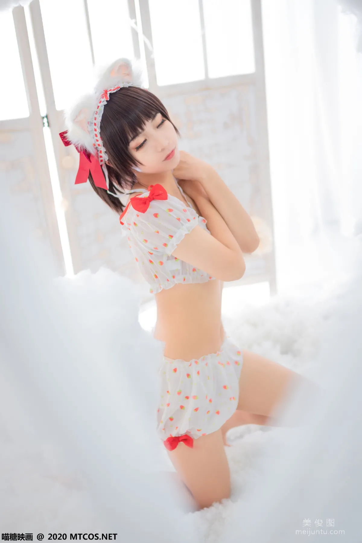 [喵糖映画] VOL.155 《草莓印花小夜衣》 写真集2