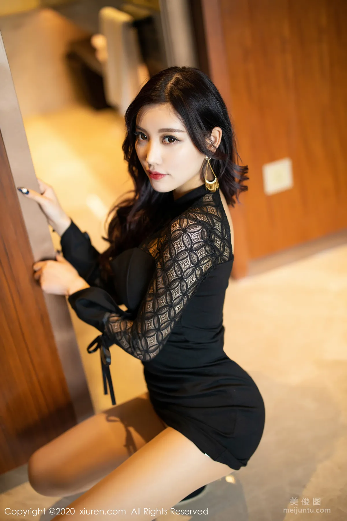 [秀人XiuRen] No.2137 杨晨晨sugar 《黑色内衣与朦胧丝袜》 写真集21