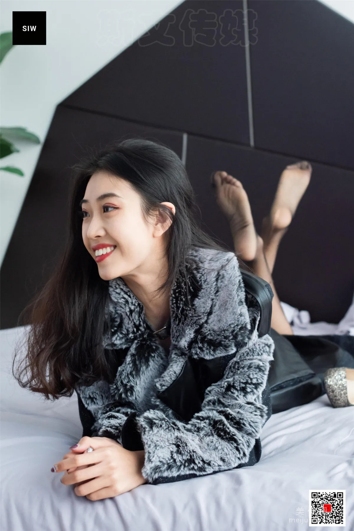 [斯文传媒SIW] 蓉儿 《翻毛领拼色毛呢仿皮华贵长款大衣》 写真集1