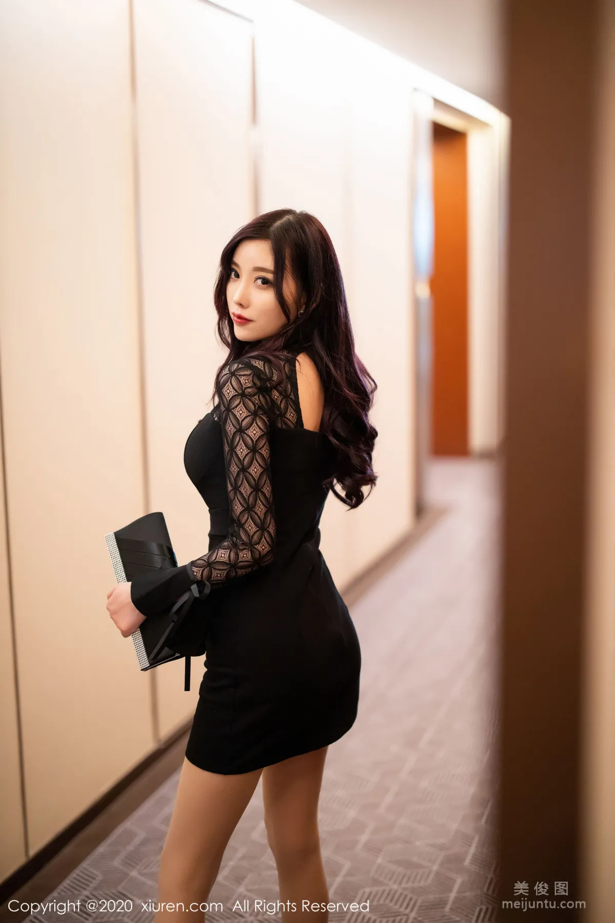 [秀人XiuRen] No.2137 杨晨晨sugar 《黑色内衣与朦胧丝袜》 写真集9