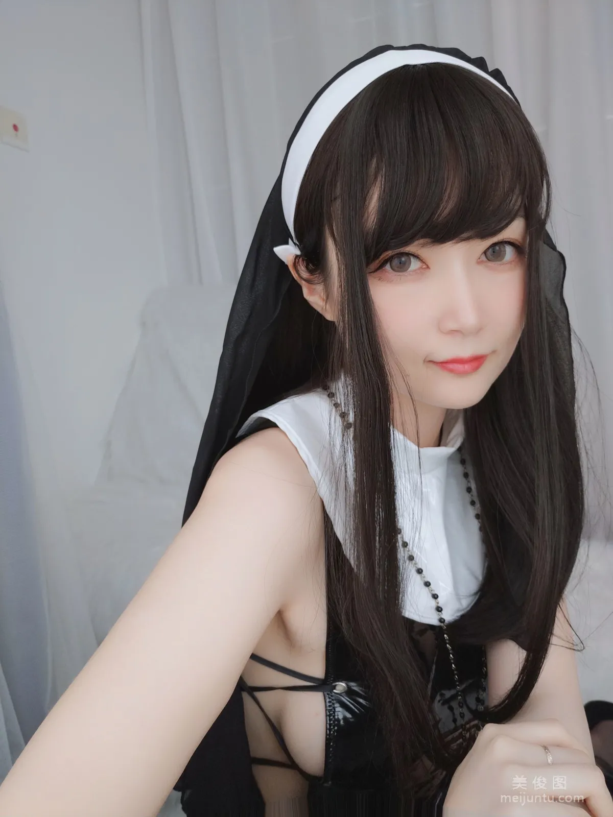 Coser小姐姐白銀 《皮衣修女》 寫真集 3