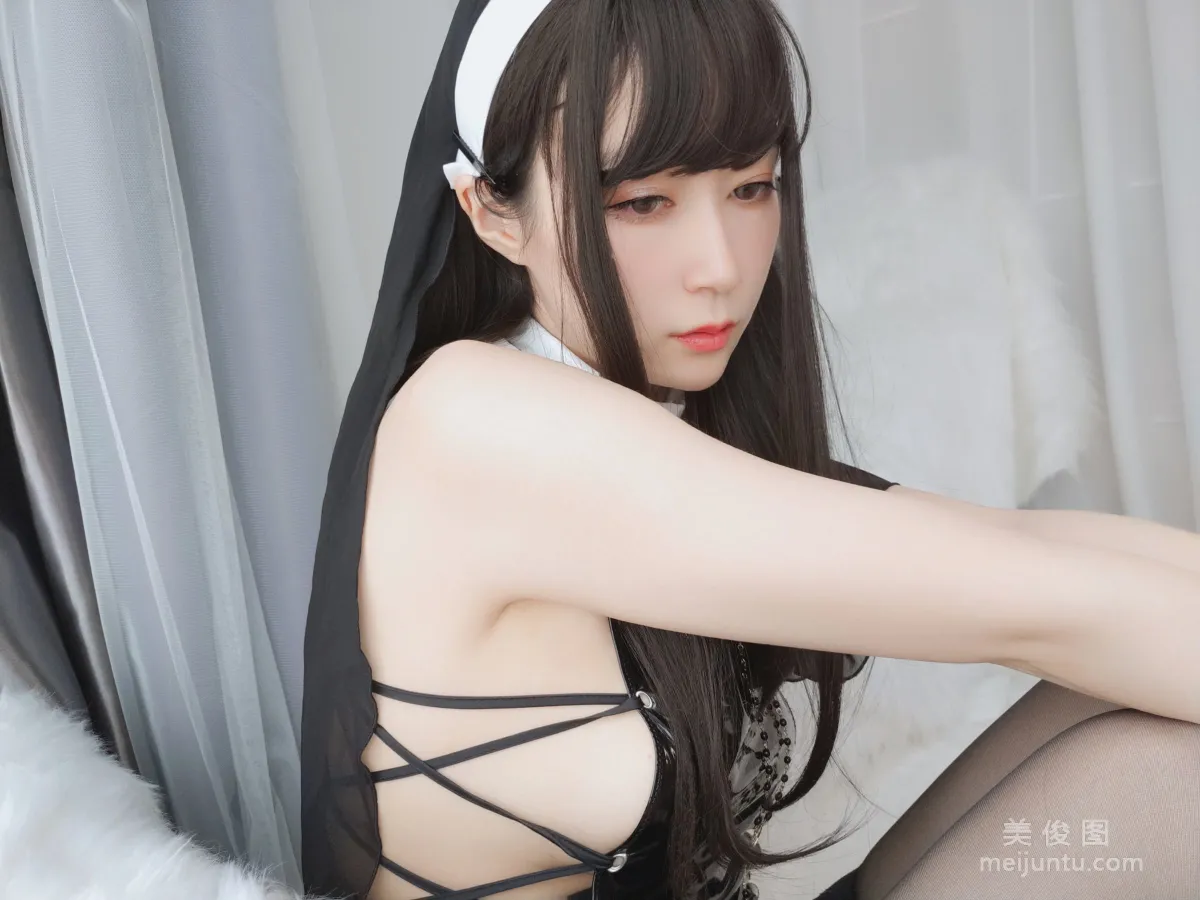 Coser小姐姐白銀 《皮衣修女》 寫真集 2