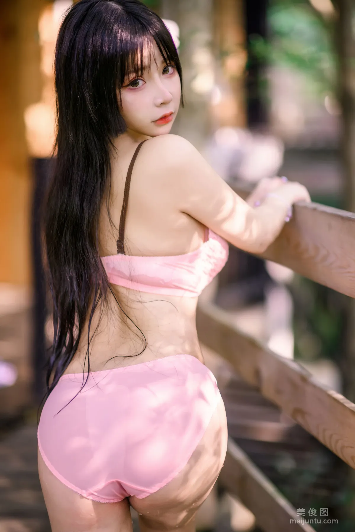 二次元妹子抱走莫子aa 《室外性感》 寫真集 17