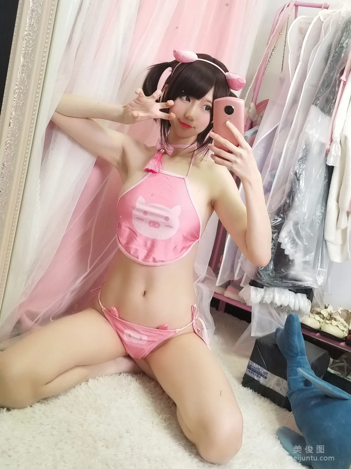 NAGISA魔物喵 《豬豬粉肚兜》 寫真集 18