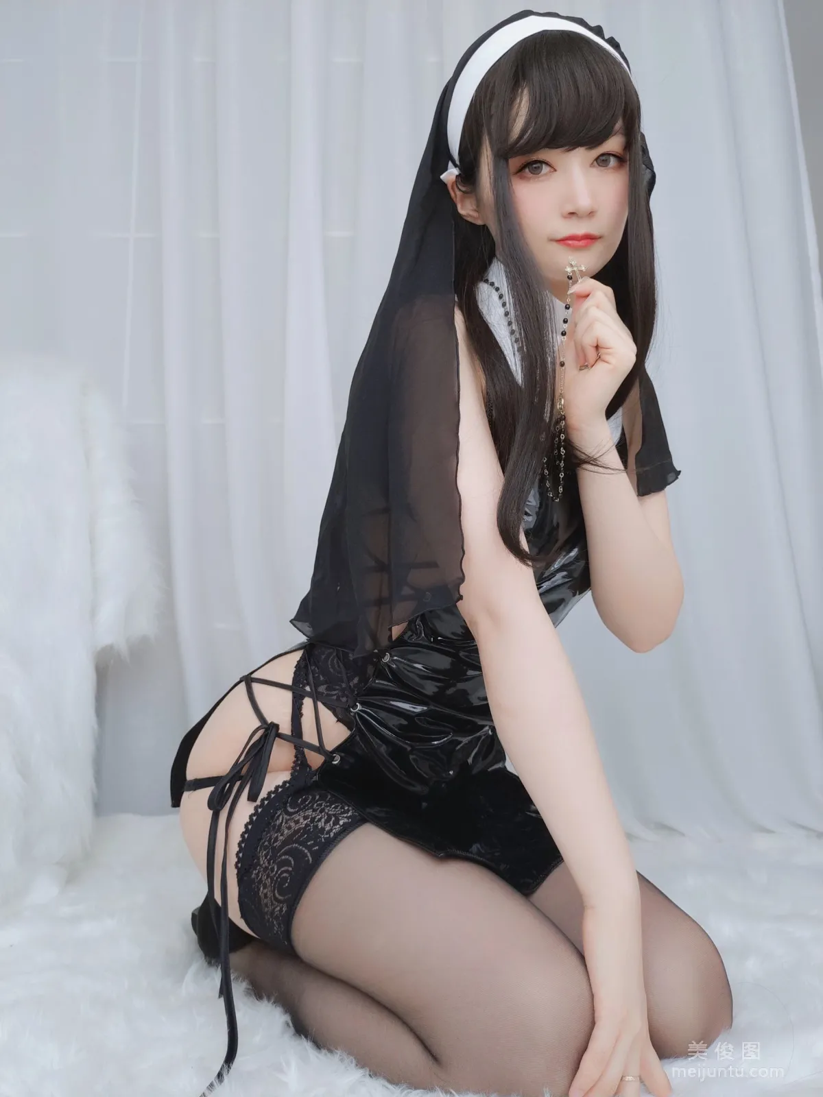 Coser小姐姐白銀 《皮衣修女》 寫真集 63