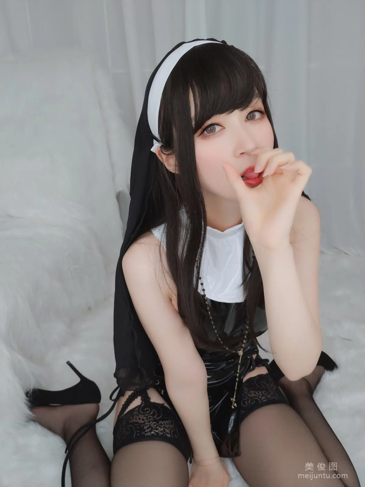 Coser小姐姐白銀 《皮衣修女》 寫真集 61