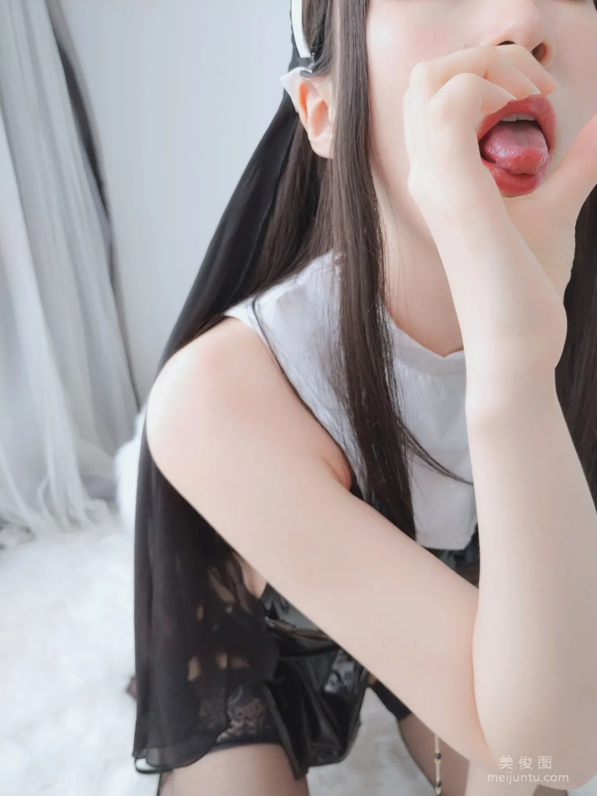 Coser小姐姐白銀 《皮衣修女》 寫真集 15