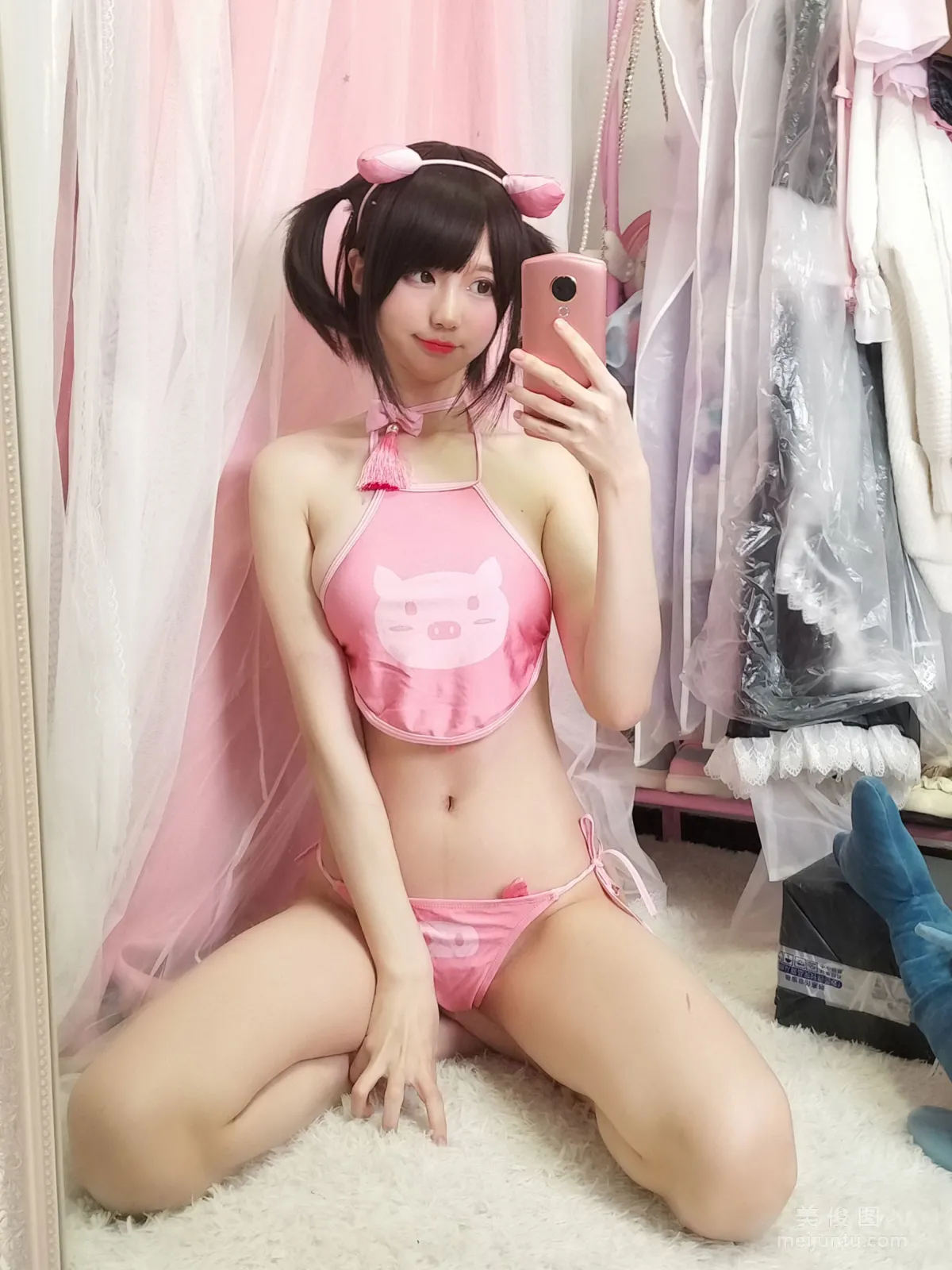 NAGISA魔物喵 《豬豬粉肚兜》 寫真集 19
