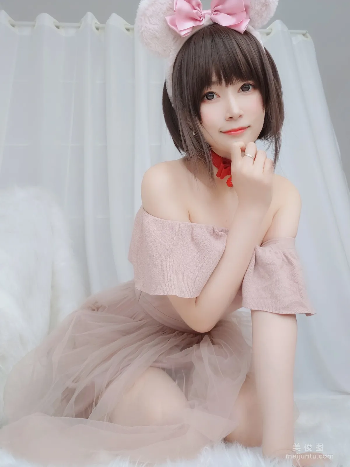 Coser小姐姐白銀 《小豬佩奇》寫真集 32