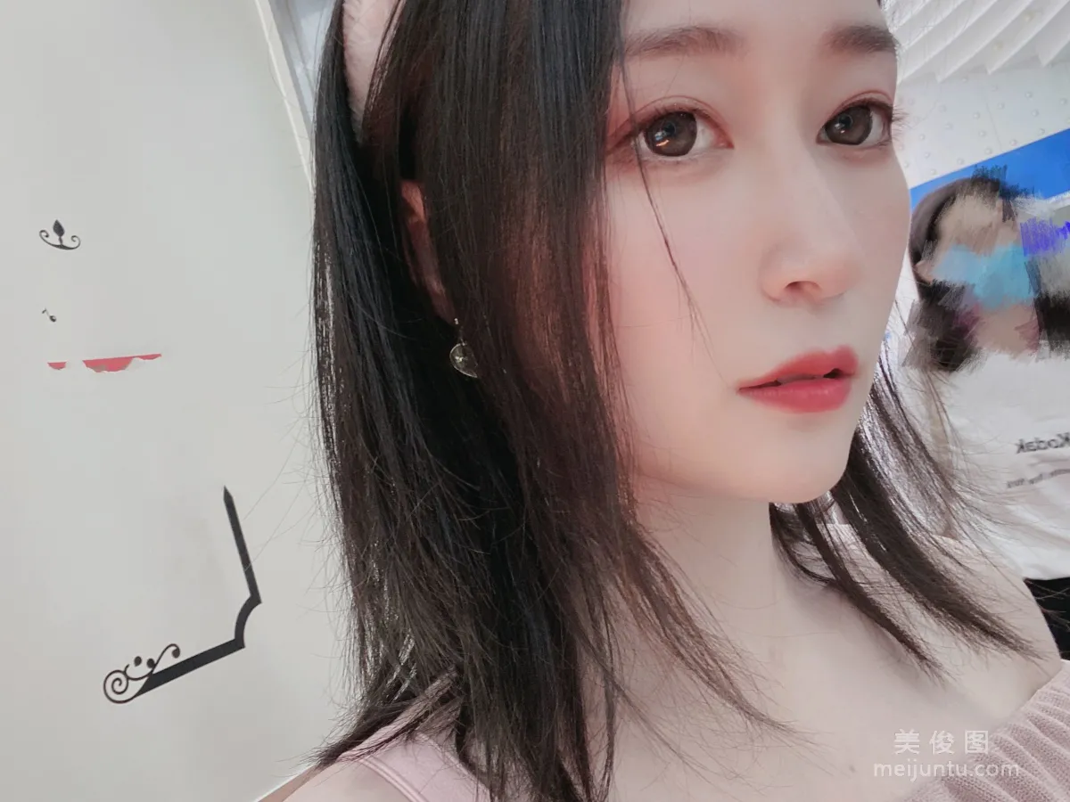 Coser小姐姐白銀 《小豬佩奇》寫真集 3