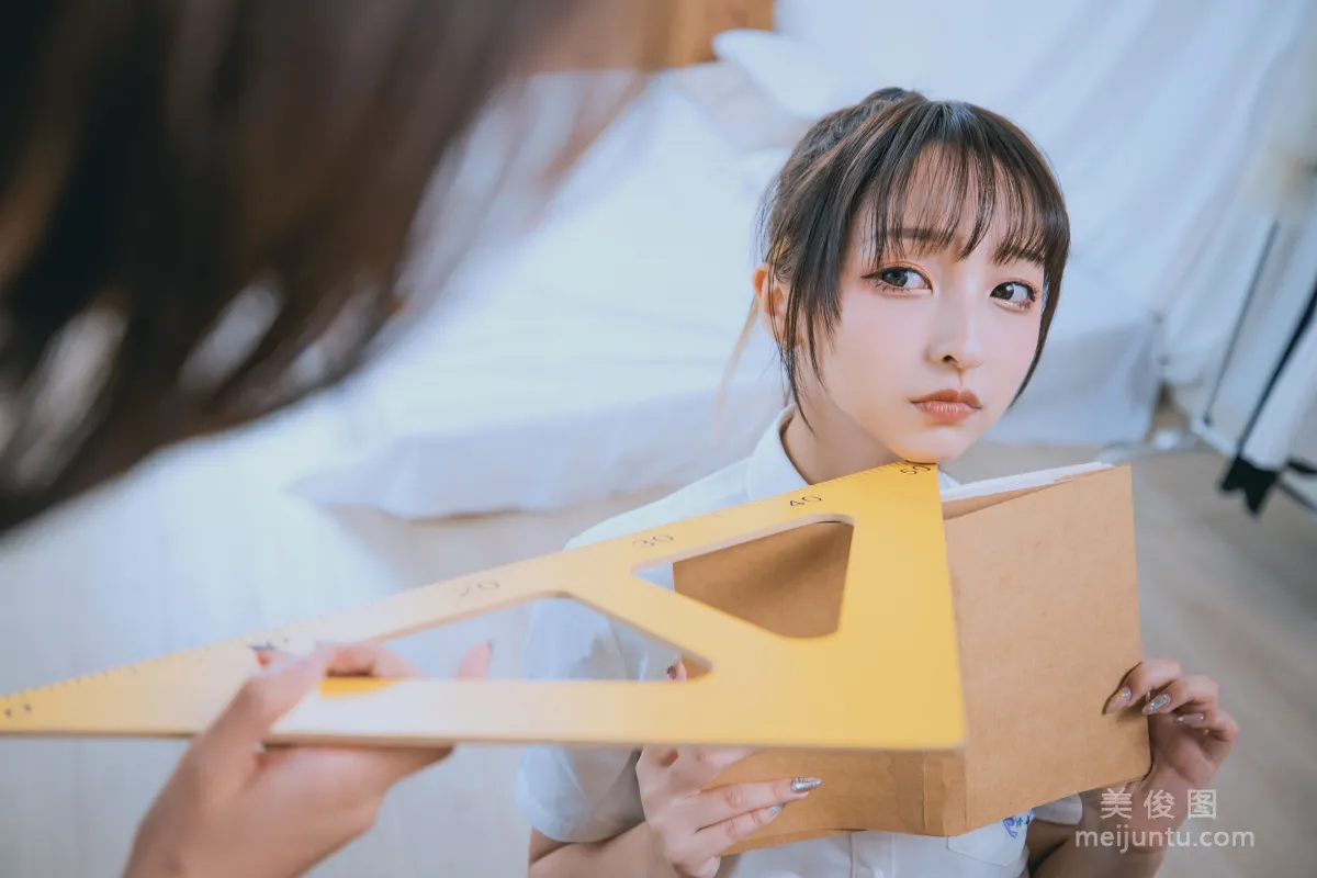 [COS福利] 萝莉神楽板真冬《数之歌》 百合教室 写真集9