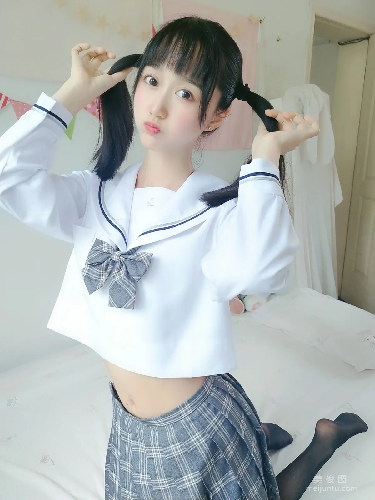 萌系小姐姐木綿綿OwO 《灰格子JK》寫真集 1