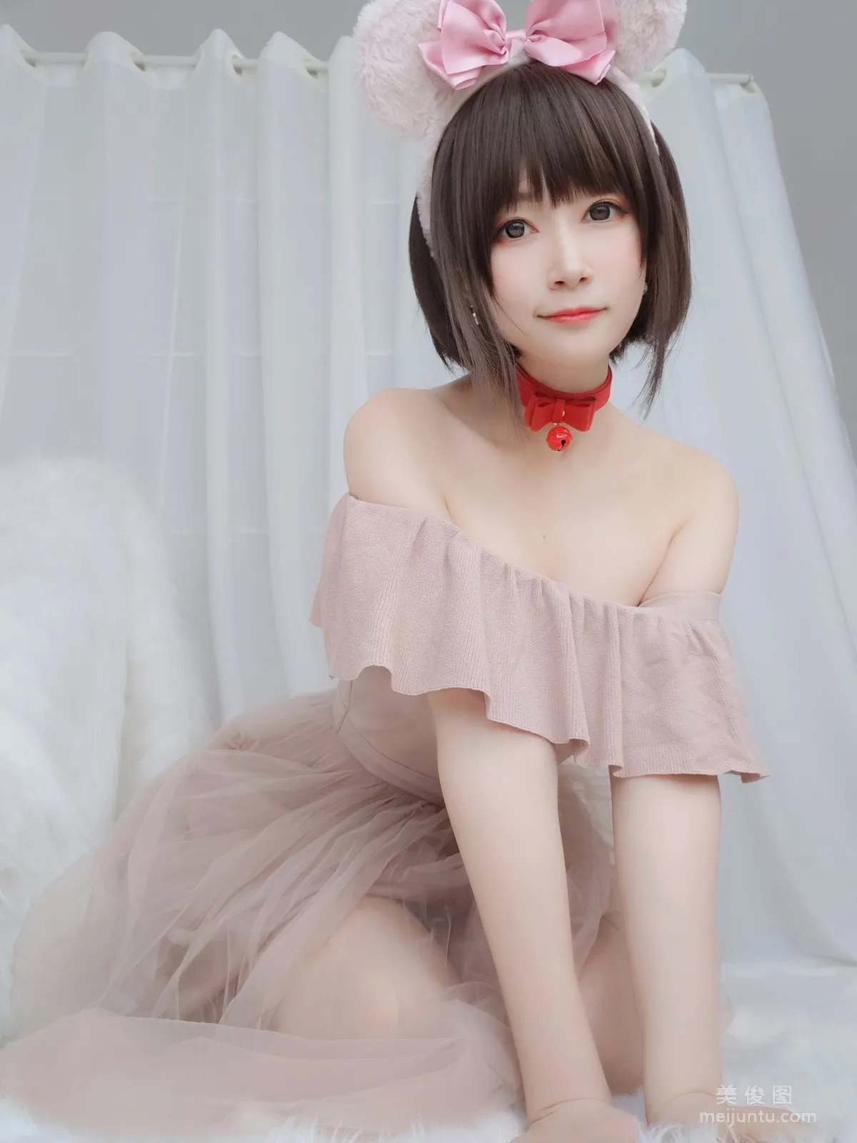 Coser小姐姐白銀 《小豬佩奇》寫真集 31