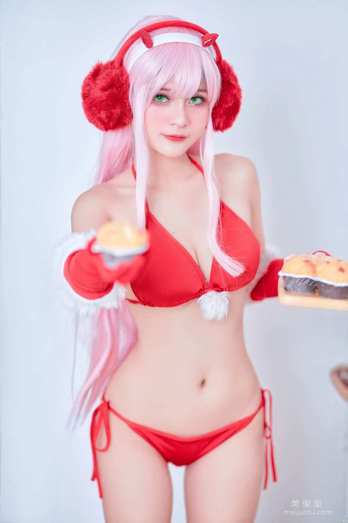 [COS福利] Azami 《Zero Two X-Mas》 写真集23