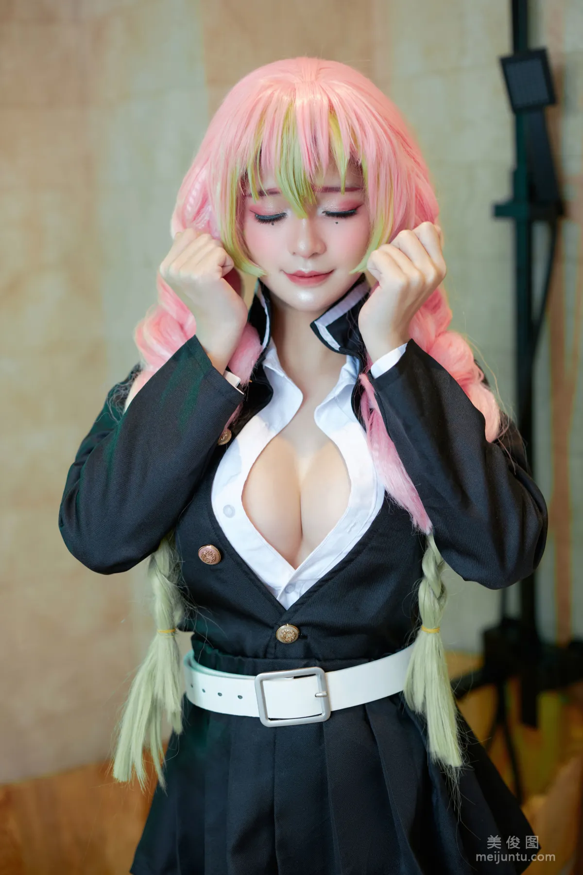 [COS福利] Azami 《甘露寺蜜璃》 写真集1
