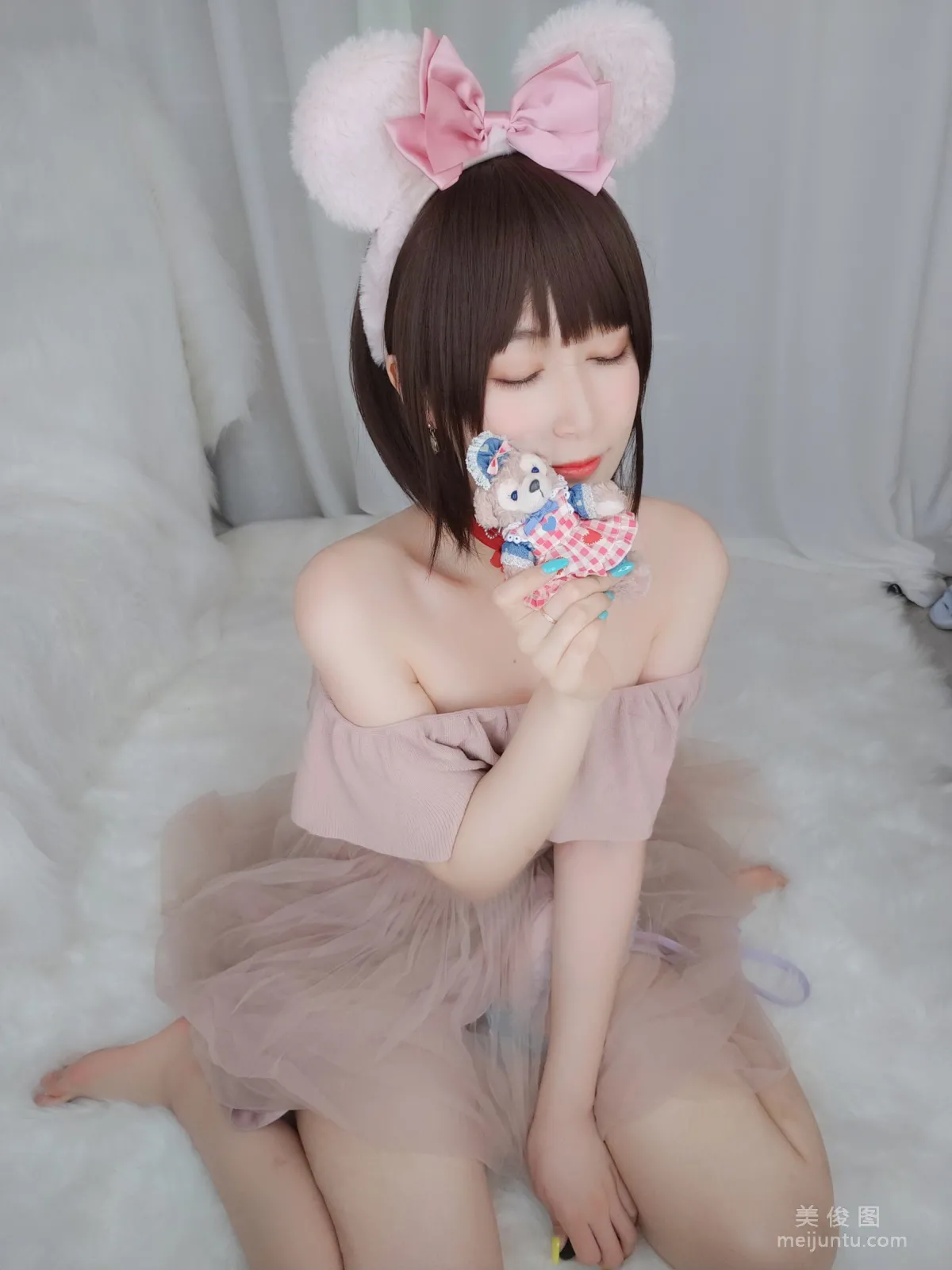 Coser小姐姐白銀 《小豬佩奇》寫真集 14