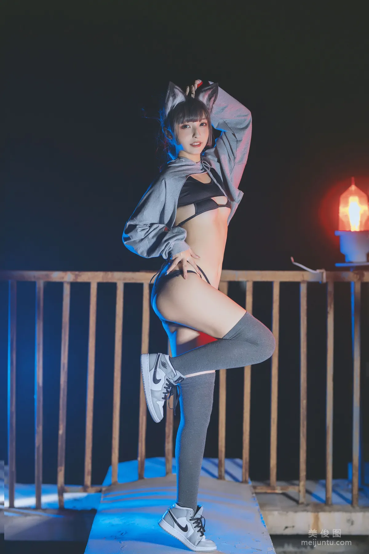 神楽闆真冬 《危険な耳-狼妹&amp;兔娘》 寫真集 34