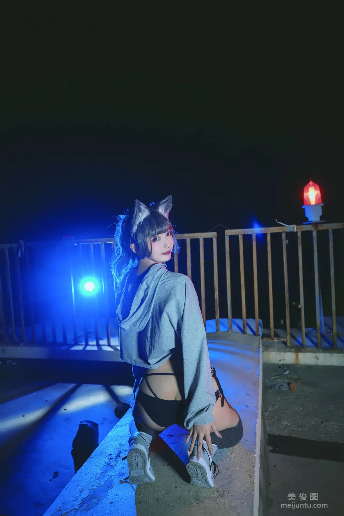 神楽闆真冬 《危険な耳-狼妹&amp;兔娘》 寫真集 41