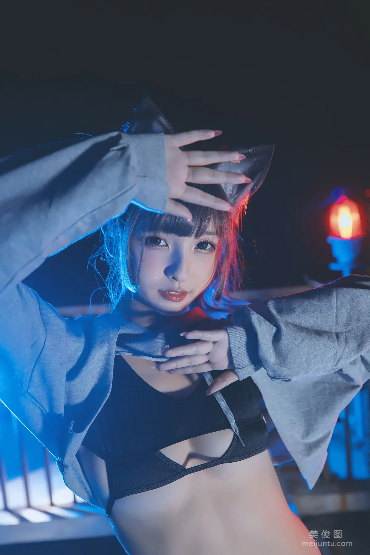 神楽闆真冬 《危険な耳-狼妹&amp;兔娘》 寫真集 26