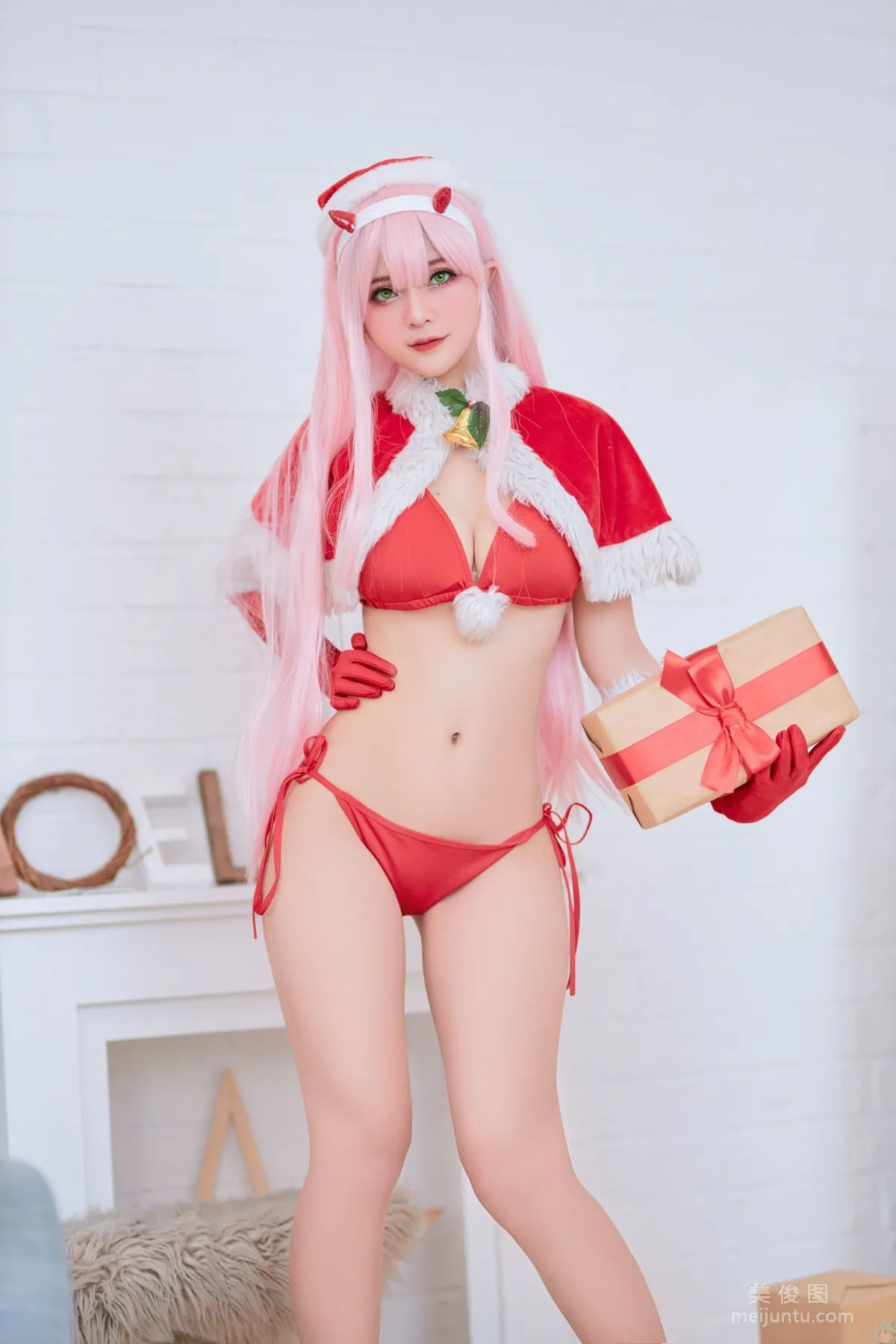 [COS福利] Azami 《Zero Two X-Mas》 写真集1