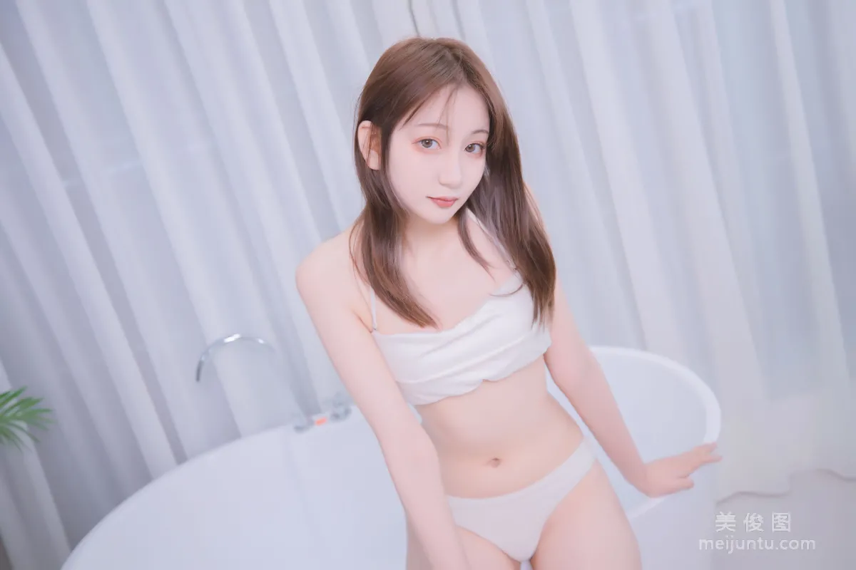萝莉神楽板真冬 《笑颜水时计-夏日比基尼》 写真集125