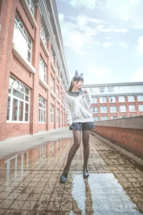 [COS福利] 動漫博主北之北 《碧藍航線 愛宕JK》寫真集