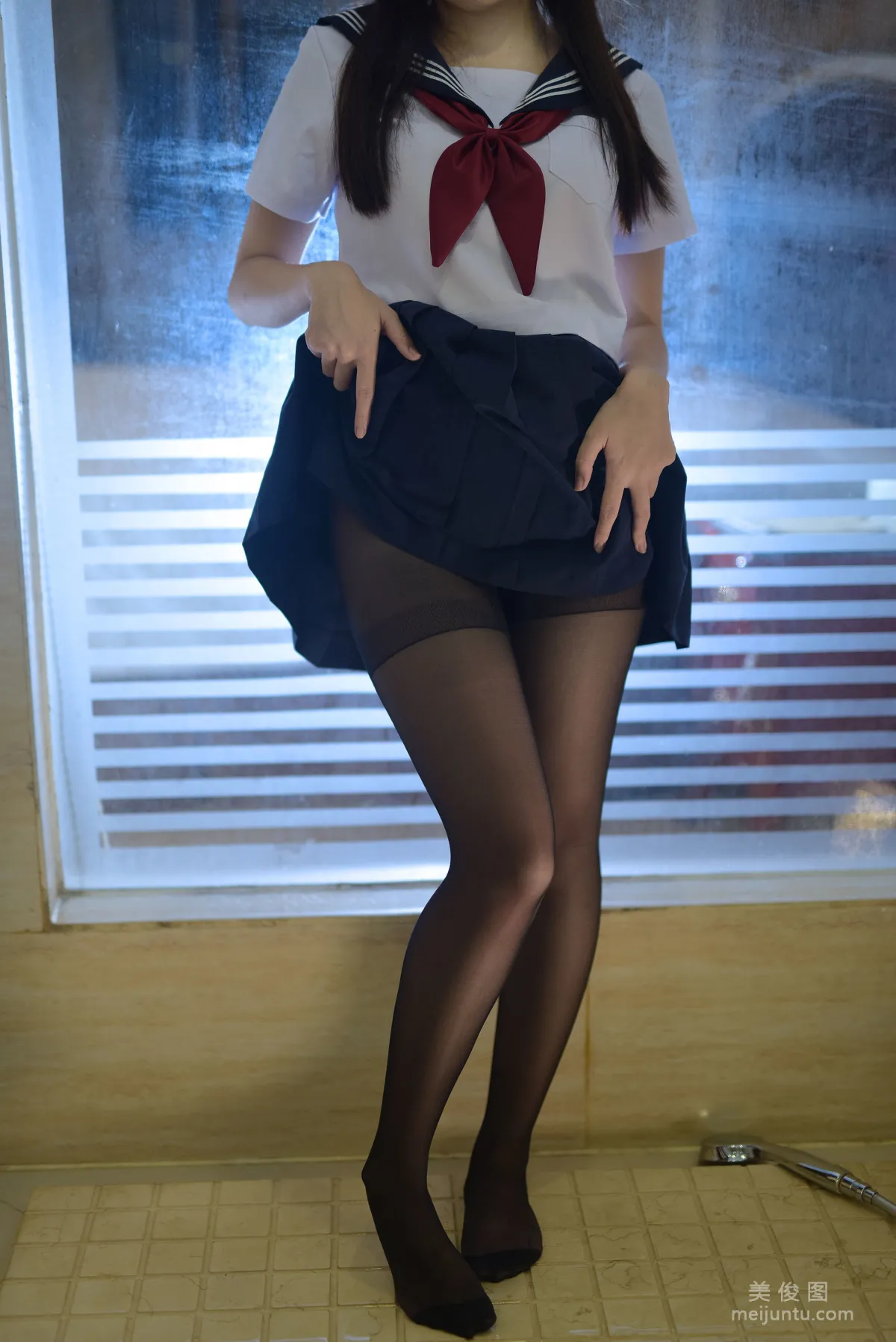 人气Coser二佐Nisa 《湿身黑丝》 写真集11