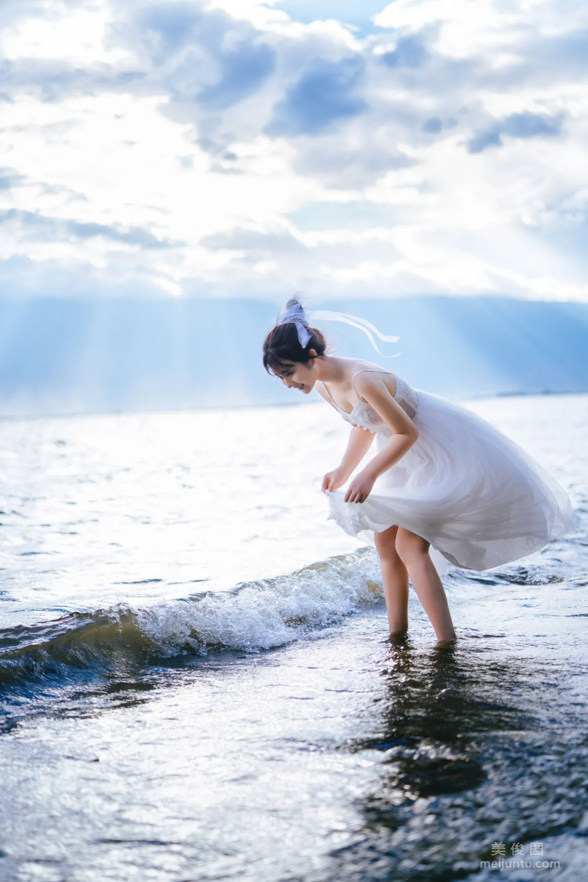 微博福利姬鏡醬 《靜夏之白裙少女》 寫真集 31
