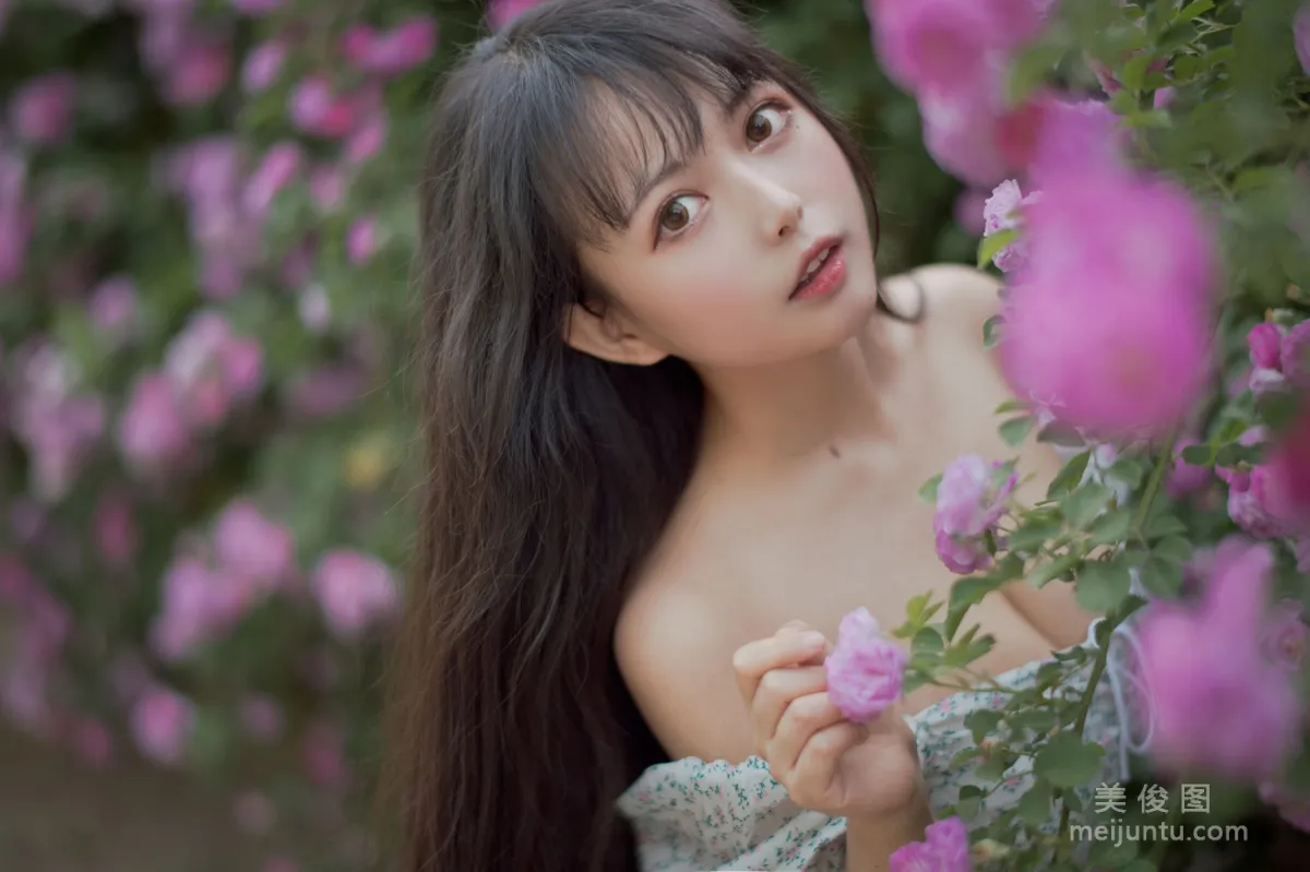 [COS福利] 大眼萌妹黑貓貓OvO 《薔薇2》 寫真集 26