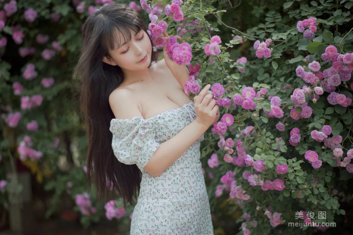 [COS福利] 大眼萌妹黑貓貓OvO 《薔薇2》 寫真集 27