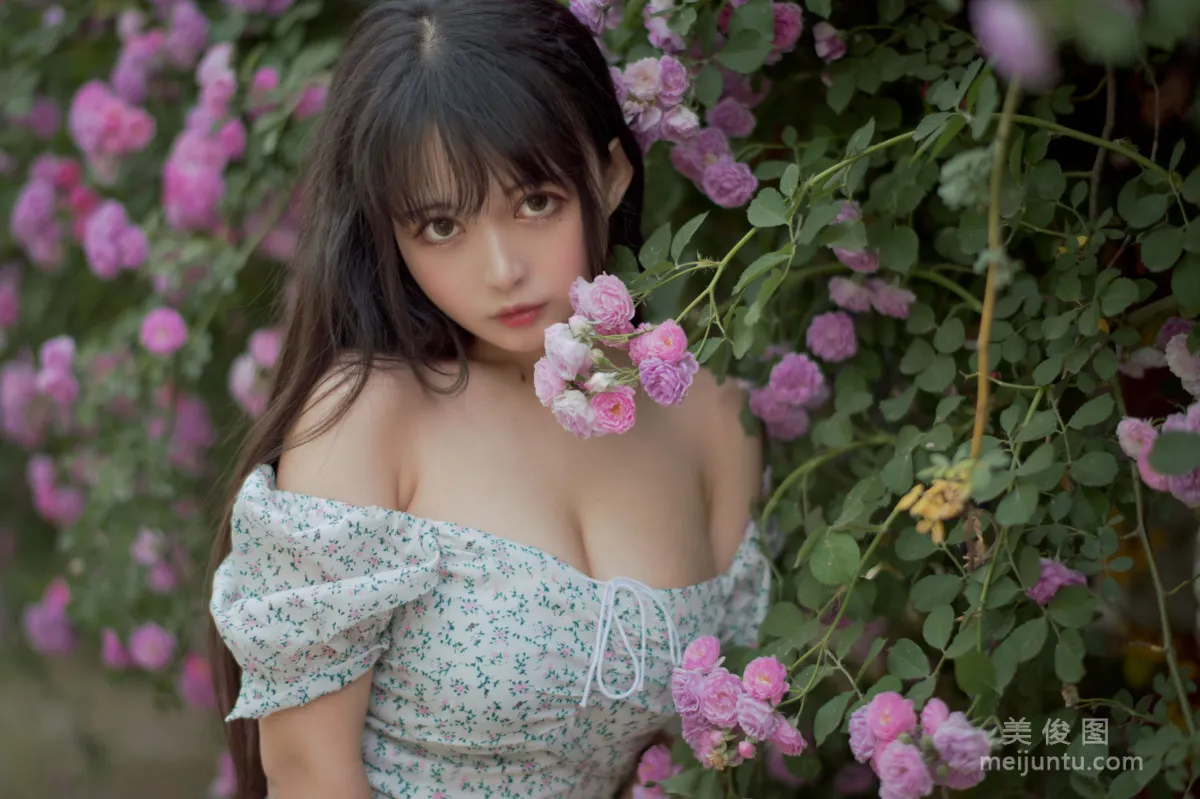 [COS福利] 大眼萌妹黑貓貓OvO 《薔薇2》 寫真集 15