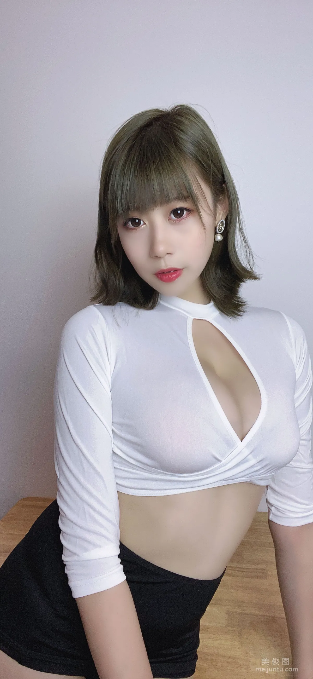 [COS福利] 萌妹奈汐醬nice 《不務正業小秘書》 寫真集 1