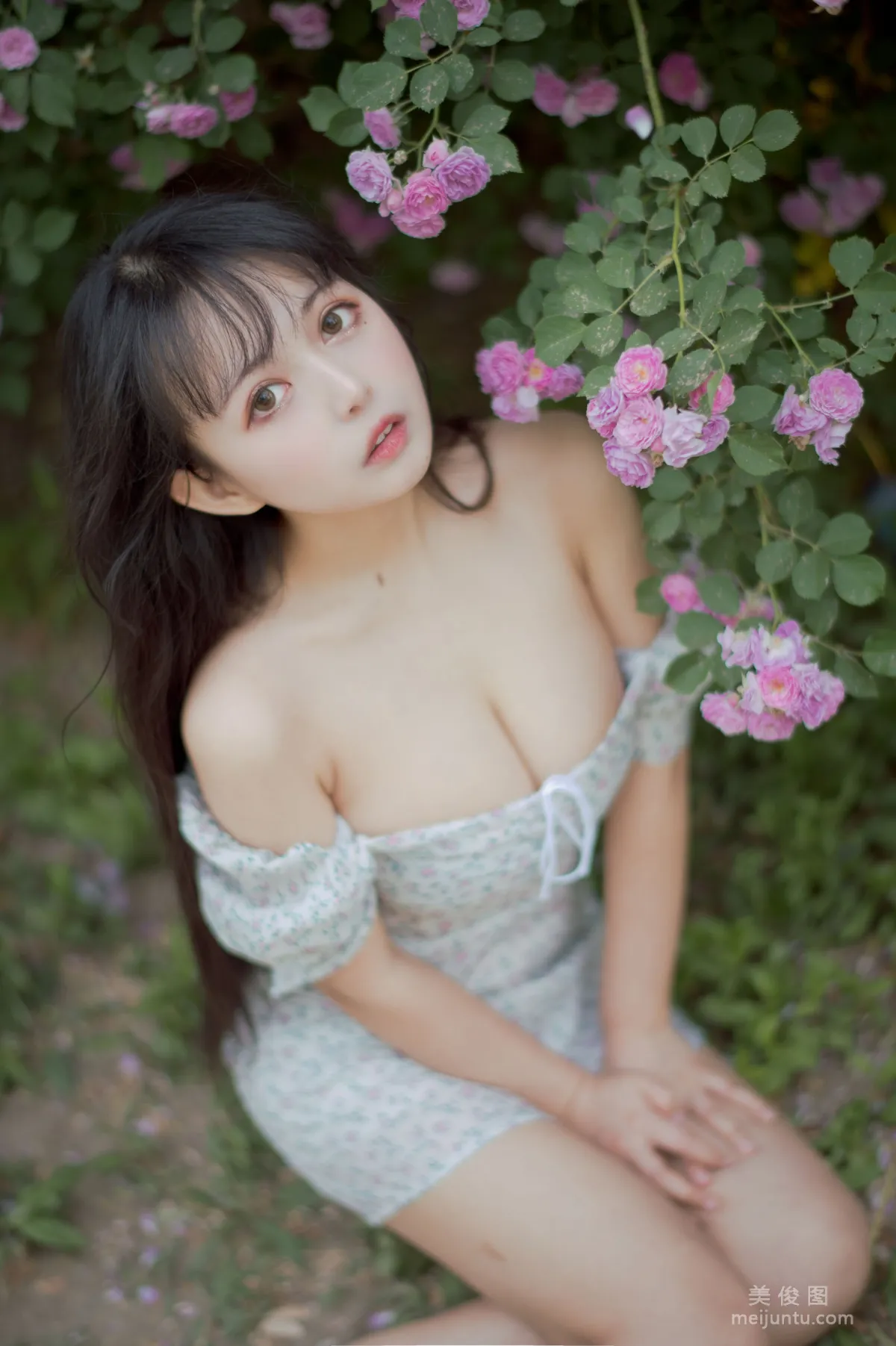 [COS福利] 大眼萌妹黑貓貓OvO 《薔薇2》 寫真集 25