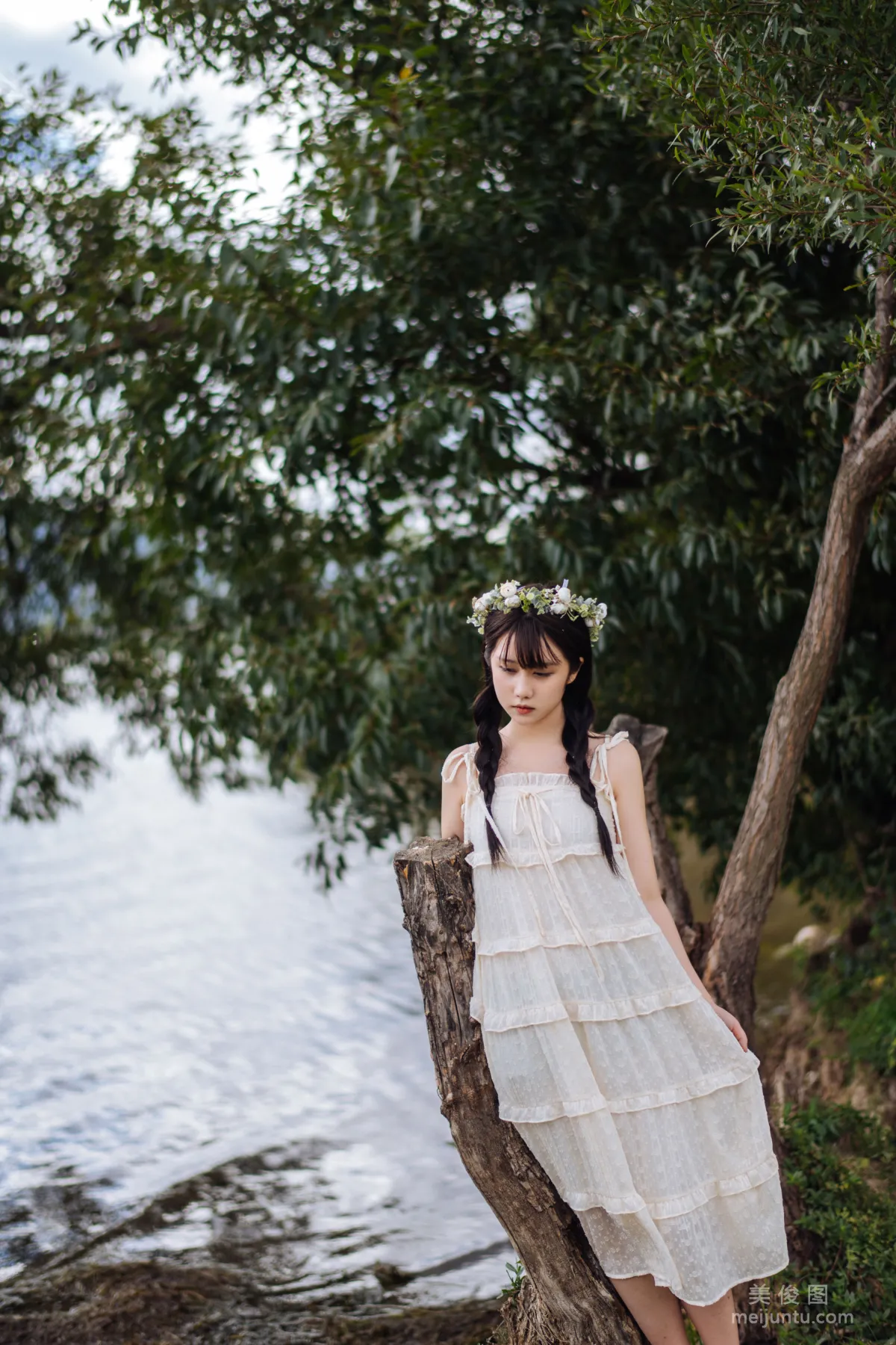 [COS福利] 微博福利姬镜酱 《静夏之花环女孩》 写真集25