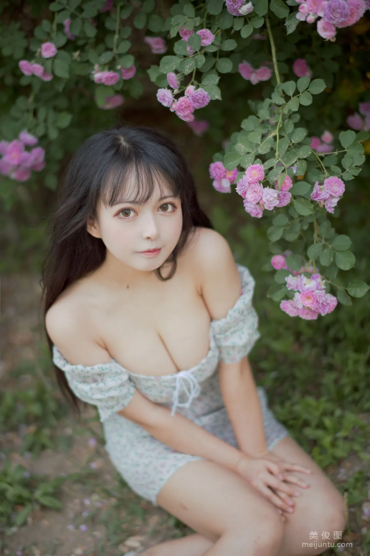 [COS福利] 大眼萌妹黑貓貓OvO 《薔薇2》 寫真集 23
