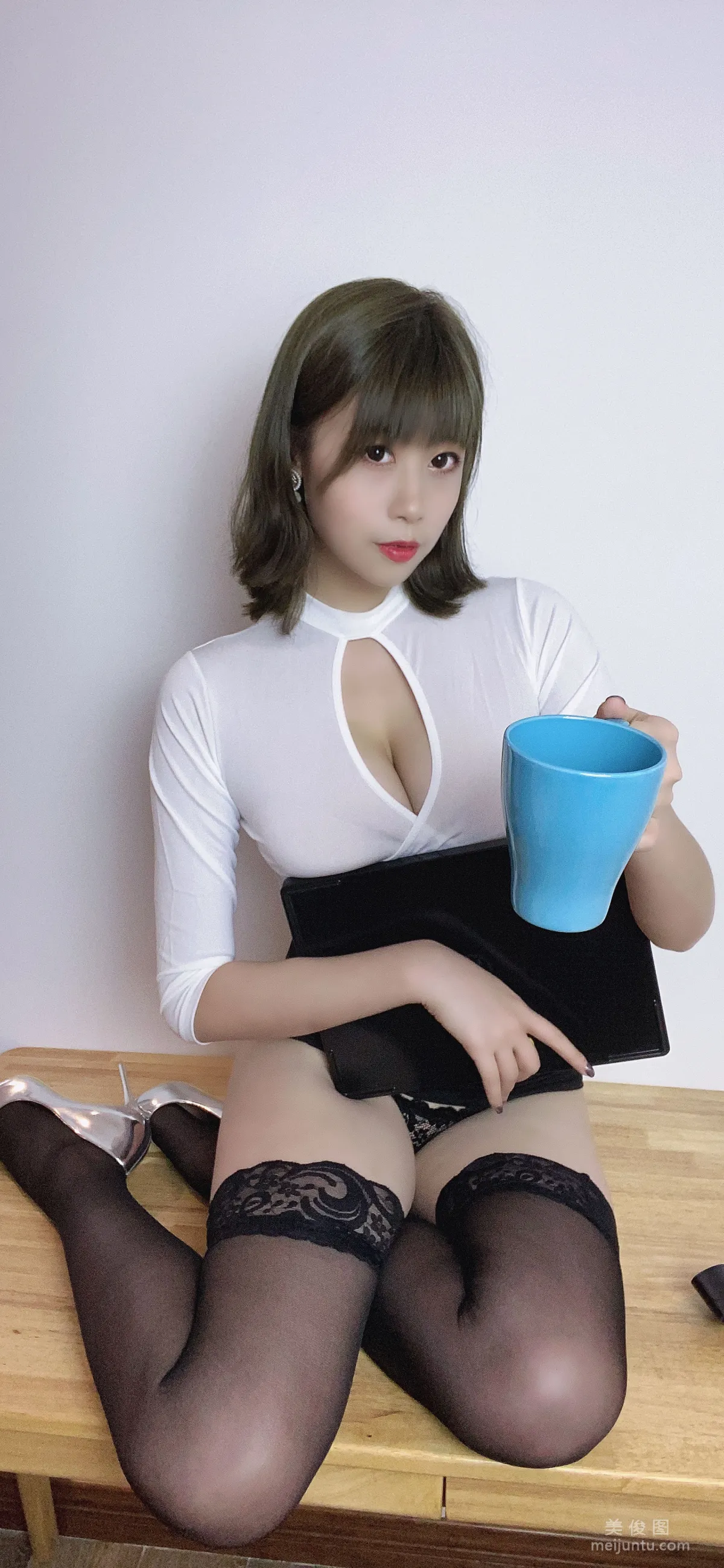 [COS福利] 萌妹奈汐醬nice 《不務正業小秘書》 寫真集 8