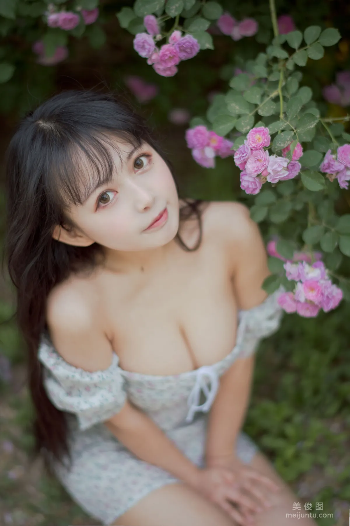 [COS福利] 大眼萌妹黑貓貓OvO 《薔薇2》 寫真集 24