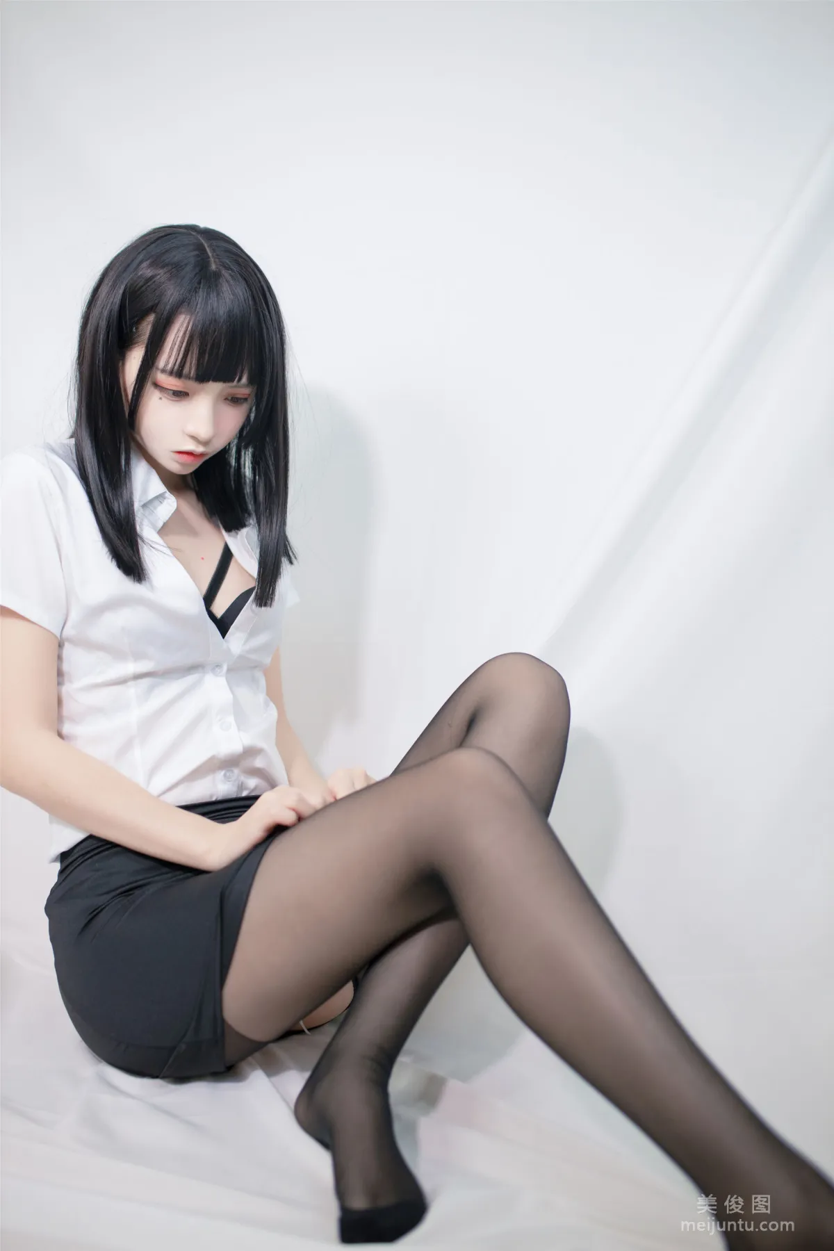 [COS福利] 疯猫ss 《OL制服》 写真集22